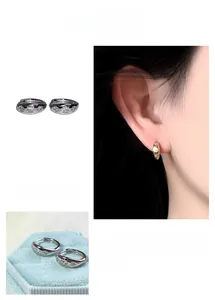 Dettagli di orecchini a cerchio in zircone argento con stelle su modella e in scatola