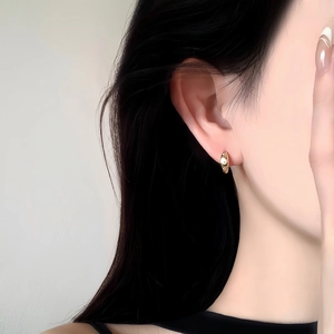 Orecchini a cerchio in oro 18 carats con motivo a stella inciso per l'uso quotidiano