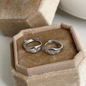 Orecchini a cerchio in argento con zirconi a stella su portagioie in velluto beige