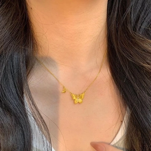 Collier papillon vintage doré avec pendentif en pierre rose et deux breloques fines