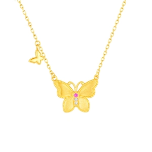 Collier pendentif papillon doré avec cristaux roses et finition mate sur fond blanc