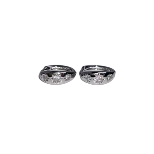 Orecchini huggie in argento con zirconi a stella in un design minimalista e lucido