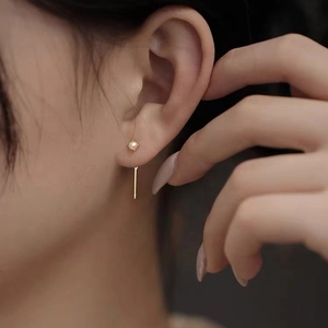 Minimalistische Perlenohrringe mit elegantem Goldstab-Quasten-Design am Modell