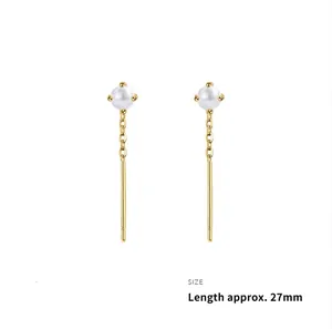 Detail von 27mm langen Perlenohrringen in Gold mit minimalistischem Ketten-Design