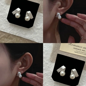Boucles d'oreilles géométriques en argent brossé et perle montrées sous plusieurs angles