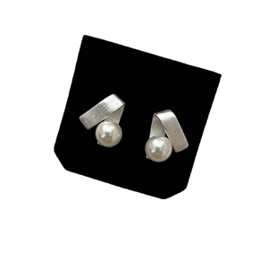 Boucles d'oreilles géométriques en ruban argenté avec perles blanches élégantes