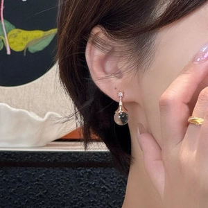 Elegante Ohrstecker aus Zirkon mit transparenten Kugeln und Roségold-Beschichtung