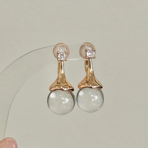 Elegante Goldohrringe mit weißem Kristallzirkon und transparentem Kugelanhänger