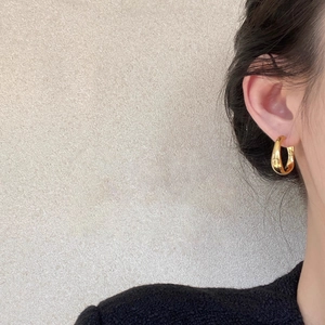 Fashionable thick gold hoop earrings with a minimalist geometric design for a luxury look