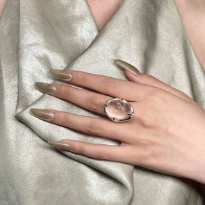 Anillo de cuarzo transparente minimalista con piedra ovalada grande y plata ley