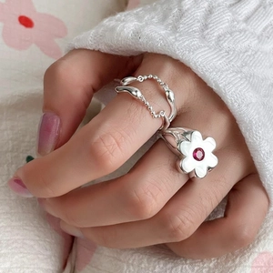 Chic layered silver ring set featuring a large white flower and delicate bead chain