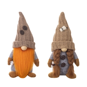 Coppia di gnomi da caffè in peluche con cappelli a maglia e decoro di chicchi di caffè