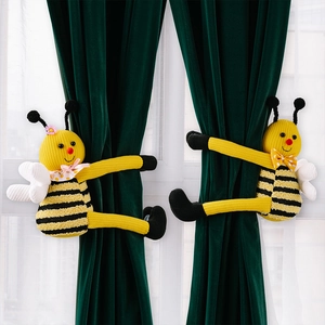 Detalle de alzapaños de cortina de abeja tejidos a mano con texturas y lazos decorativos