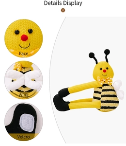 Detalle de alzapaños de abeja tejida amarilla mostrando cara, ala y cierre de velcro