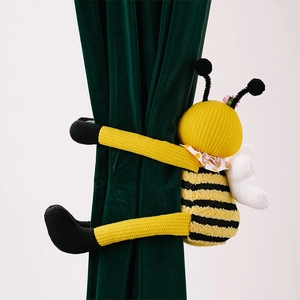 Primer plano de un sujetador de cortina de abeja tejida amarilla en terciopelo