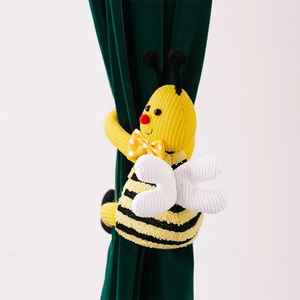 Detalle del alzapaños de cortina de abeja de punto amarillo en cortina verde