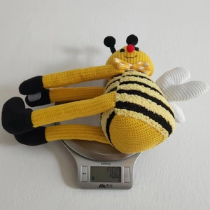 Detalle de abeja tejida a mano con un peso de 78 gramos en una báscula de precisión