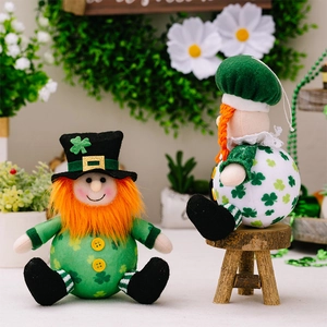 Détail de gnomes de la Saint-Patrick avec motifs de trèfle et détails de barbe orange