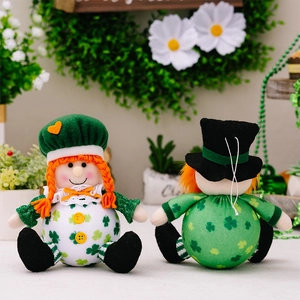 Détail de poupées en peluche de la Saint-Patrick avec trèfles verts et chapeaux hauts