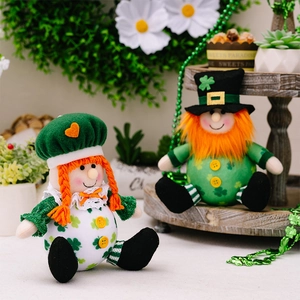 Détail de poupées en peluche de la Saint-Patrick avec trèfles verts et barbe rousse
