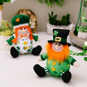 Détail macro de poupées en peluche Leprechaun pour la Saint-Patrick avec trèfles