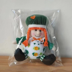 Poupée en peluche de la Saint-Patrick avec chapeau vert et motifs trèfles emballée