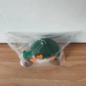 Détail d'une peluche trèfle de la Saint-Patrick dans son emballage plastique