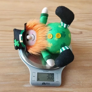 Détail d'un gnome de la Saint-Patrick sur une balance indiquant un poids de 30,8 grammes