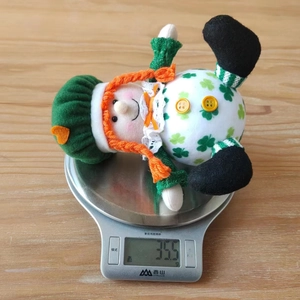 Vue détaillée d'un nain de la Saint-Patrick sur une balance pesant 35,5 grammes