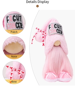 Détails de la broderie, du nez et du ruban rose sur la poupée gnome de lutte contre le cancer