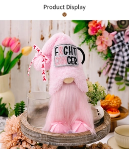 Détail d'un gnome rose contre le cancer du sein avec broderie Fight Cancer et ruban rose