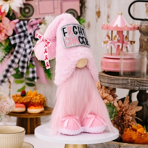 Vue détaillée du gnome rose pour la sensibilisation au cancer du sein avec broderie