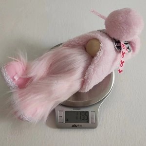 Gnome rose en peluche pesant 119,5 g sur une balance numérique pour détails produit