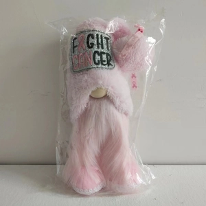 Détail du gnome rose de sensibilisation au cancer du sein avec ruban Fight Cancer emballé