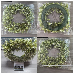 Detalle de corona de hojas artificiales con diámetro de 40 cm y medida de peso de 313 g