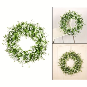 Detalles de corona de plantas artificiales con flores blancas en puerta y silla