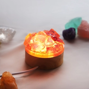 Veilleuse en cristal naturel avec base en bois et pierres de guérison colorées