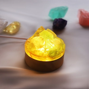 Macro d'une veilleuse en cristal citrine naturel avec socle en bois et câble USB