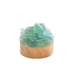 Veilleuse en cristal de fluorite verte naturelle avec socle en bois minimaliste