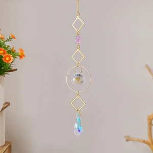 Détail d'attrape-soleil améthyste avec chaînes dorées et prismes en cristal