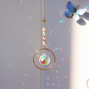 Dettaglio dell'acchiappasole con cristalli naturali e prisma che crea effetti arcobaleno