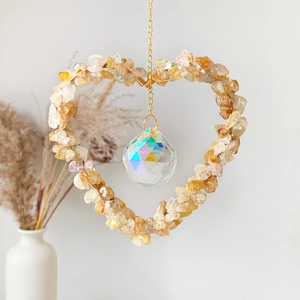 Detalle de atrapasol en forma de corazón con cristales amarillos y bola de cristal tallada