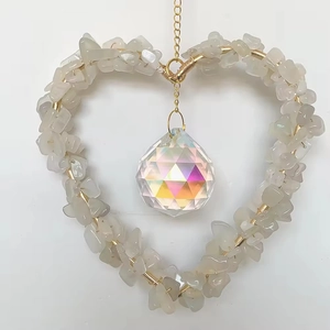 Detalle del atrapasol de corazón con cristales naturales y bola de arcoíris facetada