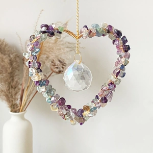 Detalle de atrapasueños de corazón con cristales naturales y bola de cristal tallado