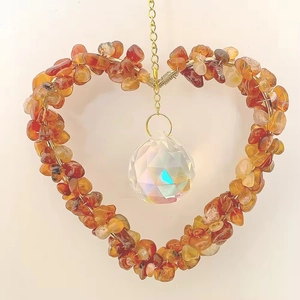 Detalle de atrapasol de corazón con cristales naranjas y prisma facetado