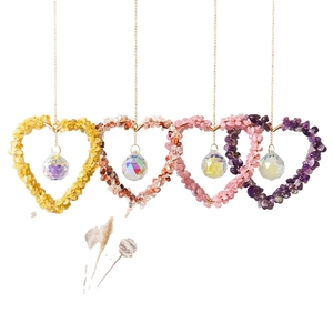Atrapasoles en forma de corazón con piedras de cristal natural y cristales colgantes