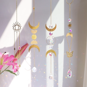 Moderne zonnevanger set met gouden maan en kristallen prisma's voor regenboogreflecties