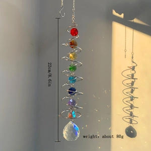 Dettaglio dell'acchiappasole in cristallo da 22cm con perline colorate e spirale