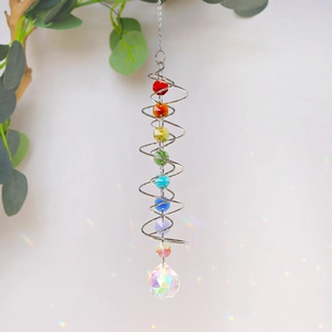 Acchiappasole in cristallo con spirale d'argento e perline chakra arcobaleno da giardino