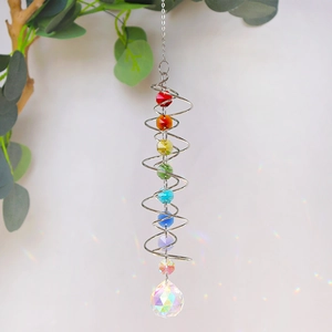 Dettaglio dell'acchiappasole a spirale in argento con perline e pendente in cristallo